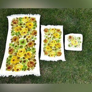 Vintage 1950-60’s Fashion Manor Yellow Green Brown Rose Bath Towel Set